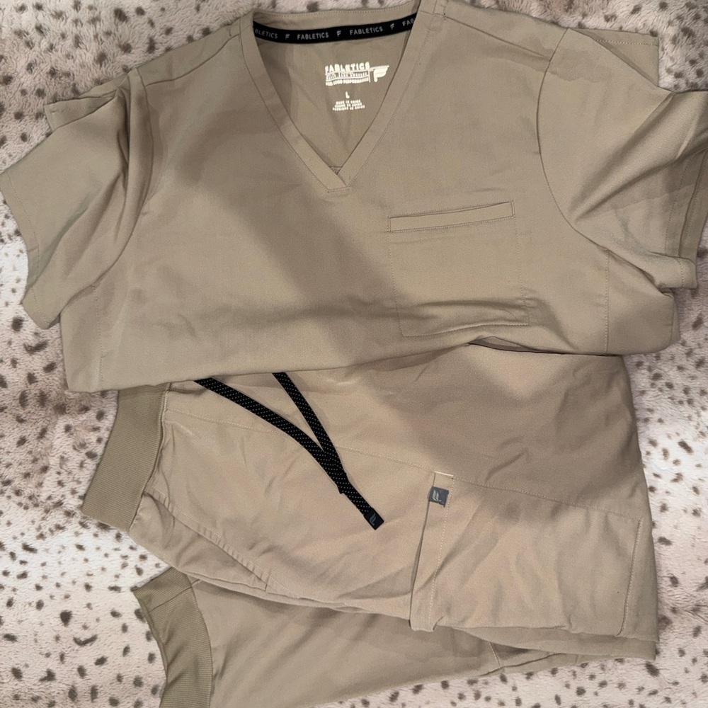 🩺 WOMENS FABLETICS TAN SCRUB SET. SIZE L•LS 🩺
